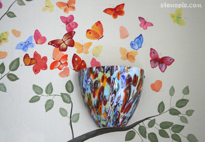 Детская комната. Деталь росписи с лампой и бабочками. Художественная РОСПИСЬ СТЕН в Санкт-Петербурге