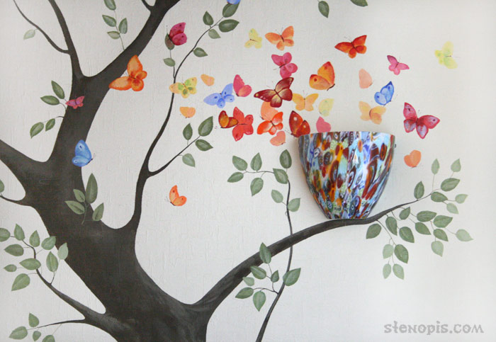 Роспись стены в детской комнате - бабочки и ветви дерева