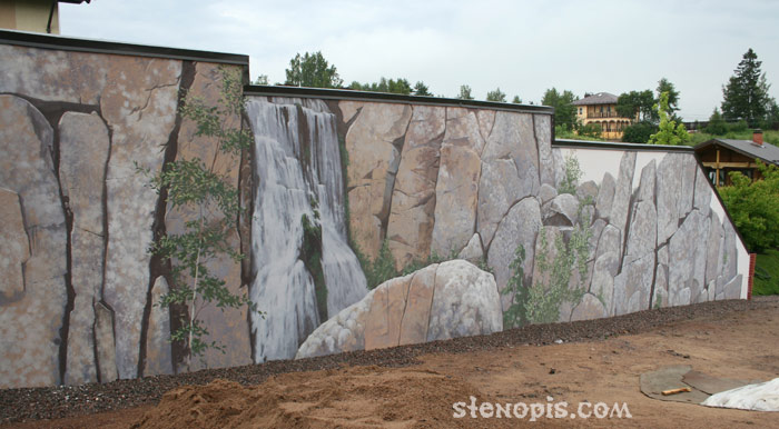 Правая часть наружной росписи стены с водопадом и  камнями
