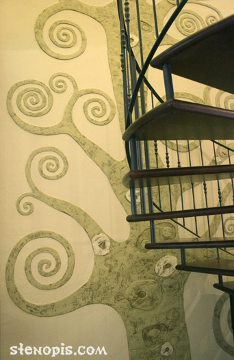 Детали декоративного панно с рельефной лепкой на стене
